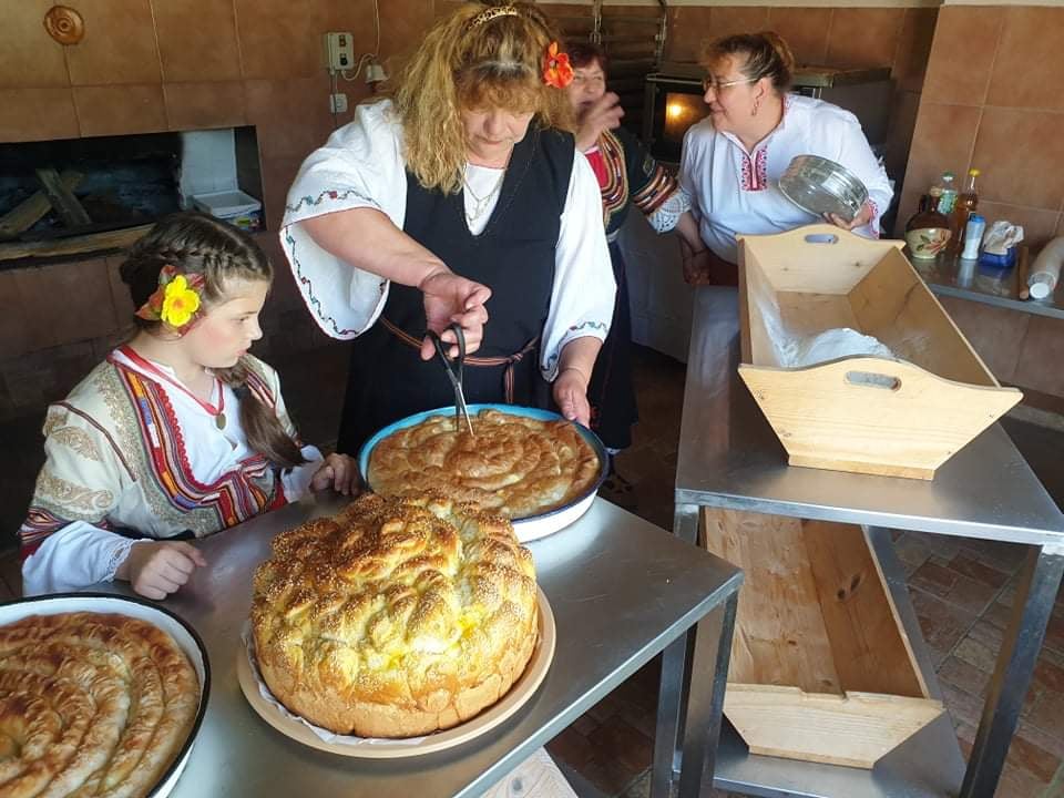 Dishes for the guests in the Bread House in the village of Lobosh Dishes for the guests in the Bread House in the village of Lobosh